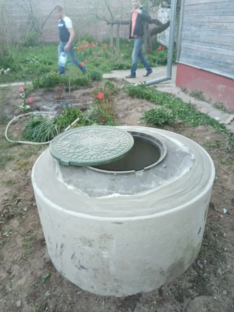 Чистый колодец с люком после работ